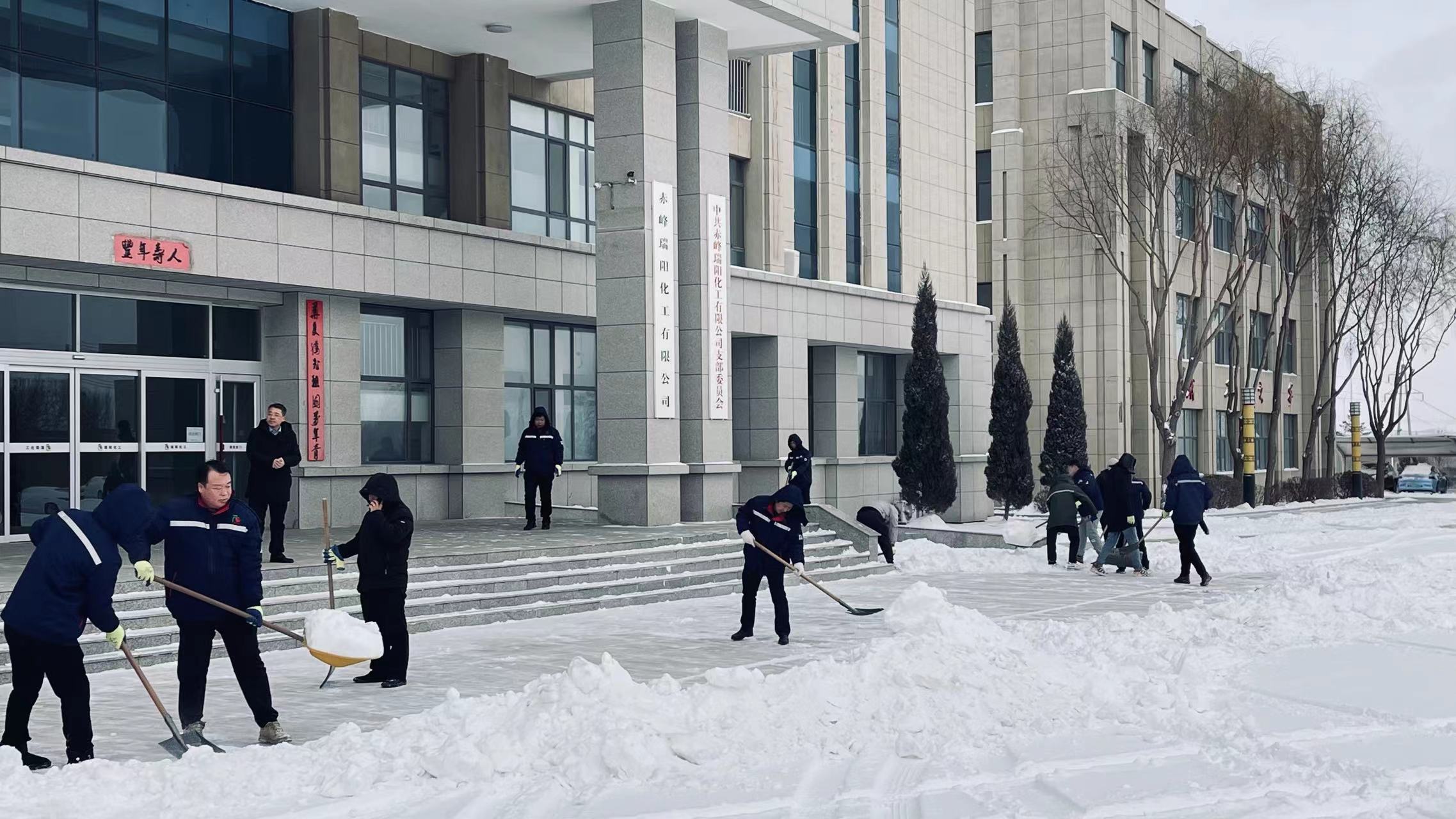 不畏嚴(yán)寒，除雪保安全出行