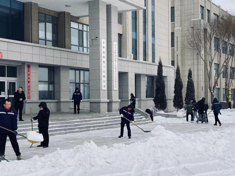 不畏嚴寒，除雪保安全出行